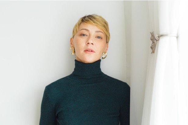 Do high necks and turtlenecks need a necklace