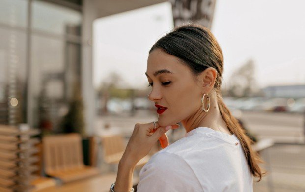 How face shape and neckline influence hoop styling