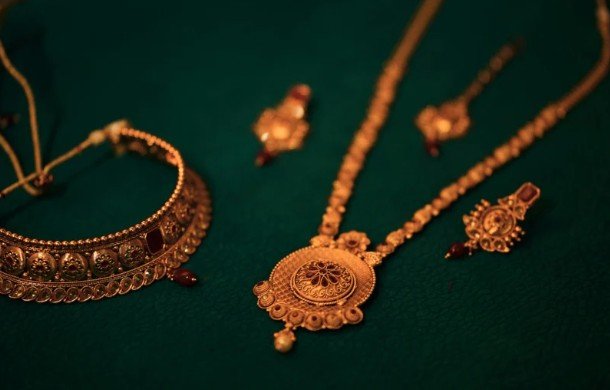 How to Clean a Gold Chain at Home - Expert Tips for Sparkling Jewelry